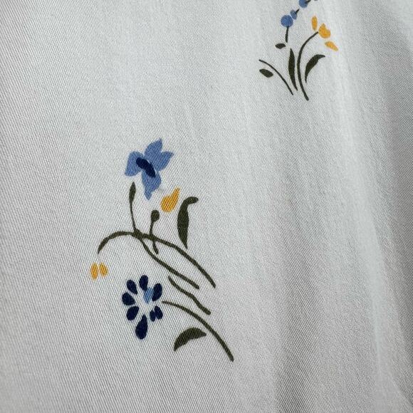 Ralph Lauren Chaps Womens Sz Medium No Iron Soft Flowers White Button Shirt Top - Picture 4 of 10